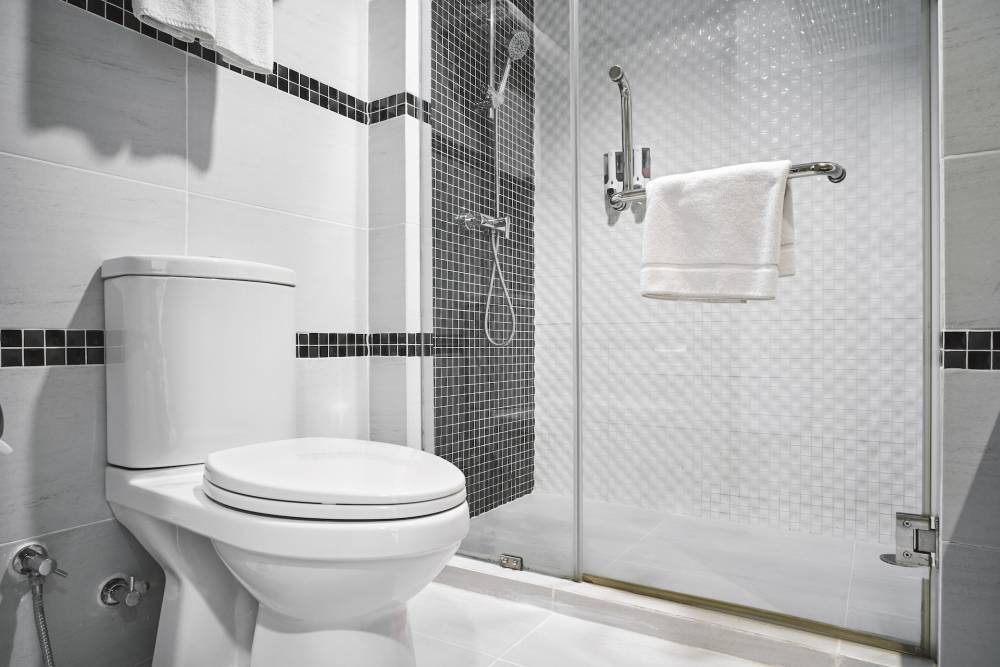 Sanitaire et douche près de Odos
